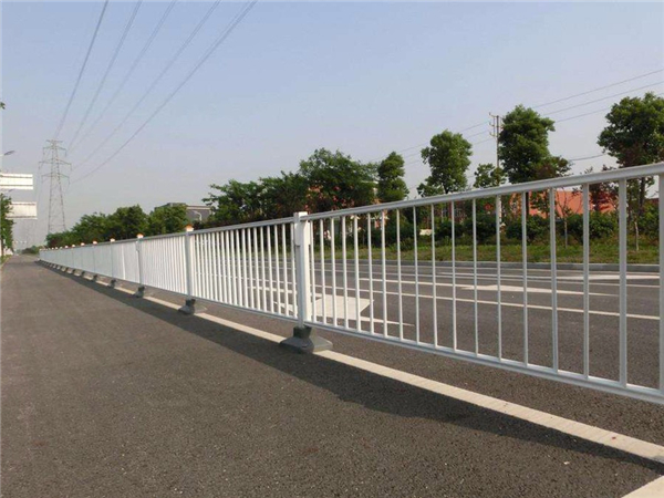 常規(guī)市政道路護欄,常規(guī)市政道路護欄廠家,市政道路護欄案例